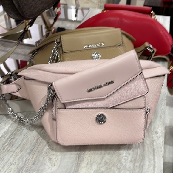 MICHAEL KORS
Maisie Large Pebbled Leather 2-in-1 Sling Pack
LT Powder Blush
NWT - Picture 3 of 16